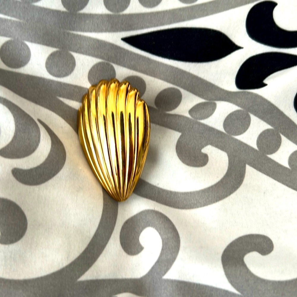 Shell shaped scarf pin